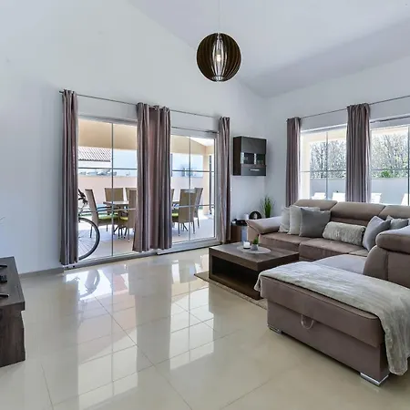 Villa Brand New Ultima With Pool