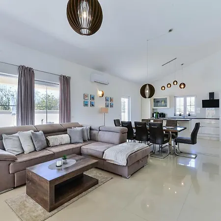 Villa Brand New Ultima With Pool *